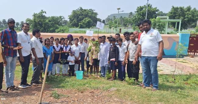 ଗଛକୁ ରାକ୍ଷୀ ବାନ୍ଧି ପାଳନ କଲେ ରାକ୍ଷୀ ପୂର୍ଣ୍ଣିମା