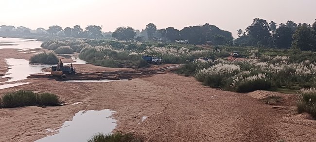 ତହଁର ନିକଟ ଋଷିକୂଲ୍ୟା ନଦୀଗର୍ଭରୁ ବାଲି ମାଫିଆଙ୍କ ମହାଲୁଟ