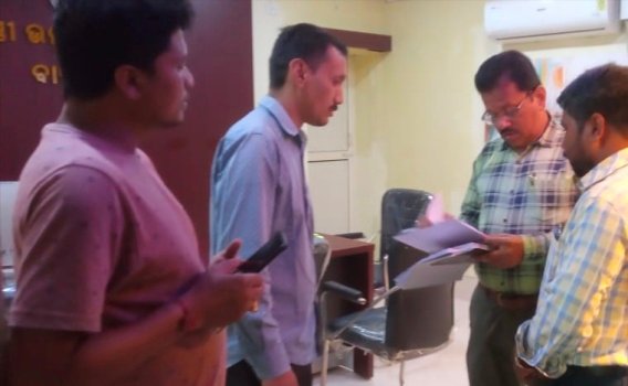ମୋ ସେବା କେନ୍ଦ୍ର ପରିଚାଳକ ସଂଘ ତରଫରୁ ଗୋଷ୍ଠି ଉନ୍ନୟନ ଅଧିକାରୀ ଙ୍କୁ ଦାବିପତ୍ର ପ୍ରଦାନ