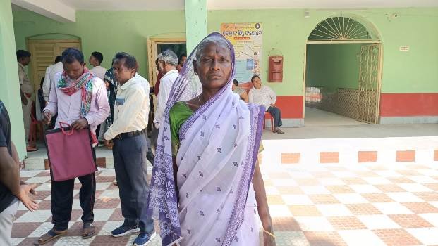 ଘରଟିଏ ପାଇଁ ବିଧବା ଘସିନି ସିଂଙ୍କ ଜିଲ୍ଲାପାଳଙ୍କ ଠାରେ ଗୁହାରି ଦାବିପତ୍ର