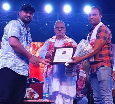 ଦୁର୍ଗାପୂଜା ସାଂସ୍କୃତିକ କାର୍ଯ୍ୟକ୍ରମ ରେ ସମାଜସେବୀ ପ୍ରମୋଦ ଛୋଟରାୟ ଙ୍କୁ ମାନପତ୍ର ପ୍ରଦାନ।