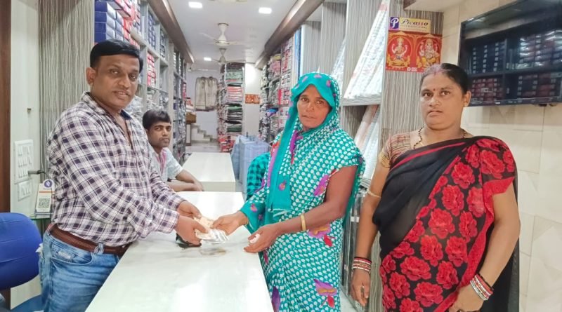 ରାସ୍ତାରୁ ଗୋଟାଇଥିବା ଟଙ୍କାକୁ ମହିଳାଙ୍କୁ ଫେରାଇଲେ