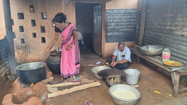 ପାଚିକା ସାଜିଛନ୍ତି ଶିକ୍ଷକ ଶିକ୍ଷୟତ୍ରୀ, ଶିକ୍ଷାଦାନ ବ୍ୟାହତ