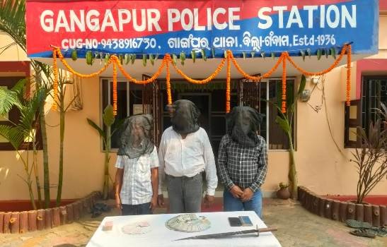 ଜୁଆ ଆଡ୍ଡା ଚଢ଼ାଉ ସମୟରେ ପୋଲିସ୍ ଉପରେ ଆକ୍ରମଣ