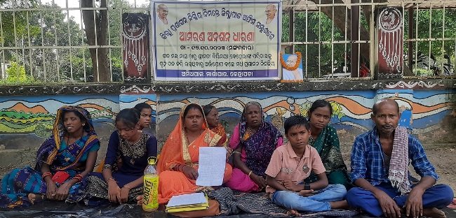 ନ୍ୟାୟ ପାଇଁ ଜିଲ୍ଲାପାଳଙ୍କ କାର୍ଯ୍ୟାଳୟ ସମ୍ମୁଖରେ ଅନଶନ