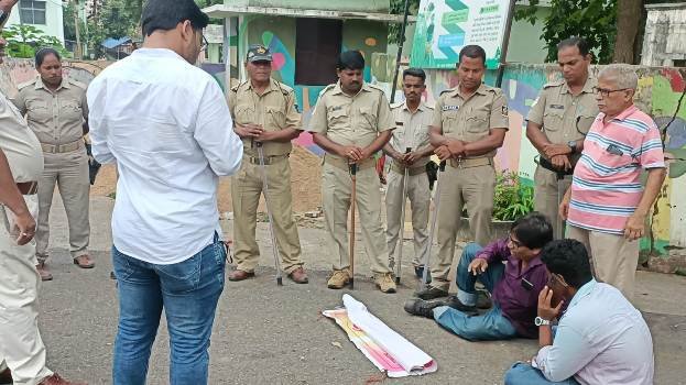 ଆମରଣ ଅନଶନ ସ୍ଥଳରୁ ଆନ୍ଦୋଳନକାରୀ ଙ୍କୁ ଉଠାଇନେଲା ଛତ୍ରପୁର ପୁଲିସ