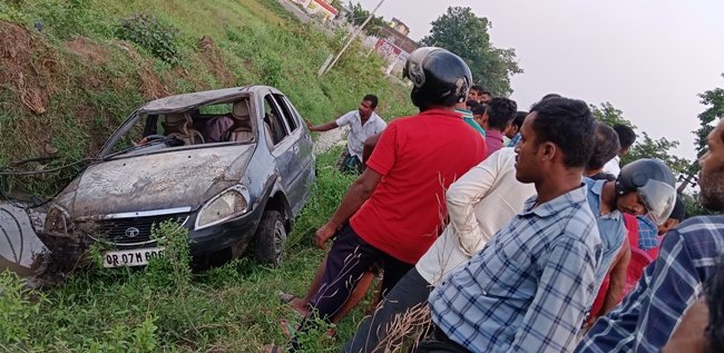 ଡ୍ରେନକୁ କାର ଖସିପଡି ୨ ଗୁରୁତର