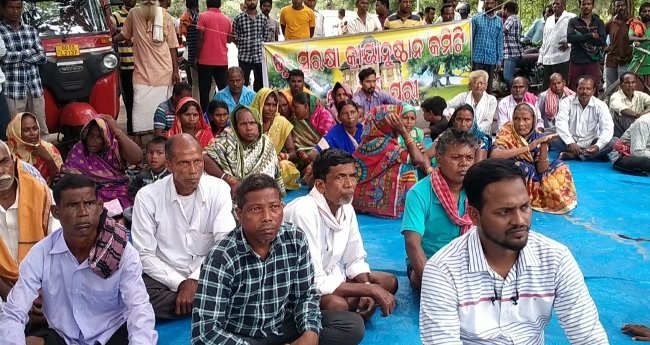 ଜମିଜମା ସମସ୍ୟାର ସ୍ଥାୟୀ ସମାଧାନ ଦାବି ନେଇ କୋଣାର୍କ ମୁଖ୍ୟ ରାସ୍ତା ଅବରୋଧ