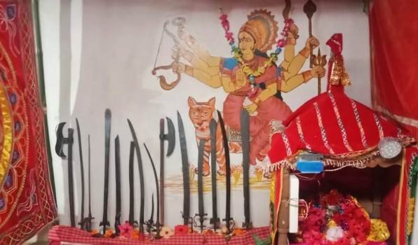 ମା ଙ୍କ ନିକଟରେ ଅସ୍ତ୍ରଶସ୍ତ୍ର ପୂଜା