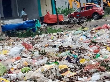 ମୁଖ୍ୟରାସ୍ତା କଡରେ କୁଢ କୁଢ ଅବର୍ଜନା