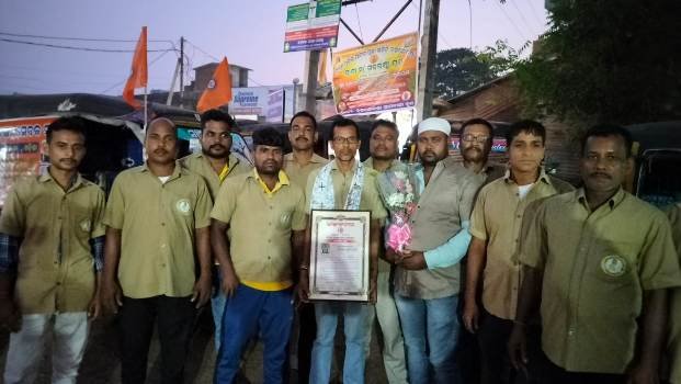ଅଟୋ ଚାଳକ ସଙ୍ଘ ତରଫରୁ ମନୋଜ ଙ୍କୁ ସମ୍ମାନିତ କରାଗଲା