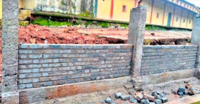 ସରକାରୀ ପାଚେରି ନିର୍ମାଣ କାର୍ଯ୍ୟ ଅତି ନିମ୍ନ ମାନର ଅଭିଯୋଗ