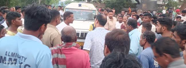 ହତ୍ୟାକାରୀ କୁ ଗିରଫ ଦାବିରେ ଶବ କୁ ଧରି ରାସ୍ତା ରୋକ