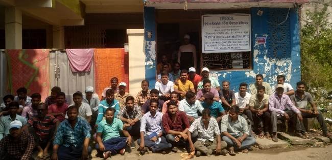 ପୋଲସରାରେ ବିଦ୍ୟୁତ କର୍ମଚାରୀଙ୍କ କାର୍ଯ୍ୟାଳୟ ଆଗରେ ଧାରଣା