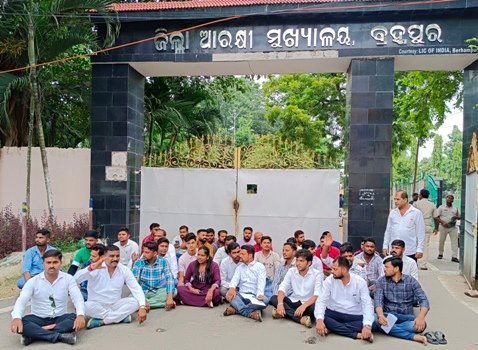 ଥାନା ସମ୍ମୁଖରେ ବିଜେପି କାର୍ଯ୍ୟକର୍ତ୍ତାଙ୍କୁ ଆକ୍ରମଣ