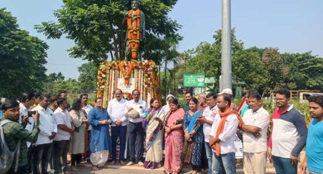 ଗୋପବନ୍ଧୁ ଦାସଙ୍କ ପ୍ରତିମୂର୍ତି ସ୍ଥଳରେ ଶୁଭାରମ୍ଭ ହେଲା ସାମାଜିକ ଅନୁଷ୍ଠାନ