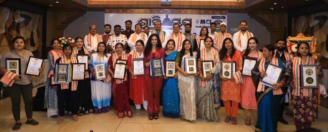 ୧୭ଜଣ ମହିଳାଙ୍କୁ ମୁଁ ବି ସ୍ୱୟମ୍ ସମ୍ପୂର୍ଣ୍ଣା ସମ୍ମାନ