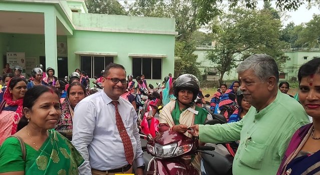 ୬୦ଜଣ ଏସଏଚଜି ମହିଳାଙ୍କୁ ସ୍କୁଟର ପ୍ରଦାନ