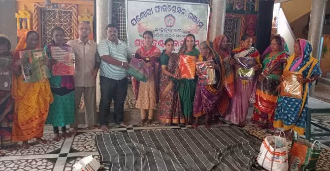 କୁମାର ପୂର୍ଣ୍ଣିମା ଅବସରରେ ମହିଳାଙ୍କୁ ଶାଢୀ ବଣ୍ଟନ