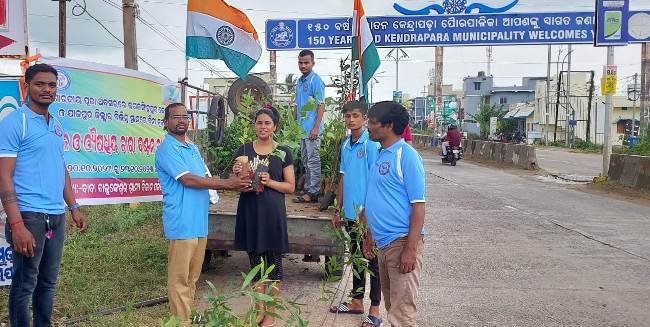 ସ୍ୱେଚ୍ଛାସେବୀ ଅନୁଷ୍ଠାନ ତରଫରୁ ତିନି ଜିଲ୍ଲାରେ ମାଗଣାରେ ଫଳ ଓ ଓଷଧୀୟ ଚାରା ବଣ୍ଟନ
