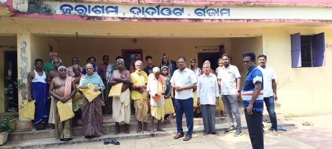 ହାତୀଓଟ ଜରାଶ୍ରମ ଅନ୍ତେବାସୀ ଓ ଗରିବ ଲୋକଙ୍କୁ ବିଧାୟକଙ୍କ ବସ୍ତ୍ର ପ୍ରଦାନ
