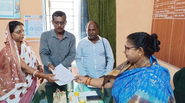 ୫ ଦଫା ଦାବି ନେଇ ଓଡିଶା ମିଳିତ ବିଦ୍ୟାଳୟ ପାଚିକା ସହାୟୀକା ସଂଘ ପକ୍ଷରୁ ବିଇଓଙ୍କୁ ଦାବିପତ୍ର ପ୍ରଦାନ