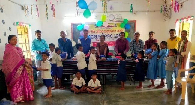 ବଣପଲ୍ଲୀ ବିଦ୍ୟାଳୟରେ ପୋଷାକ ବଣ୍ଟନ ମେଳା