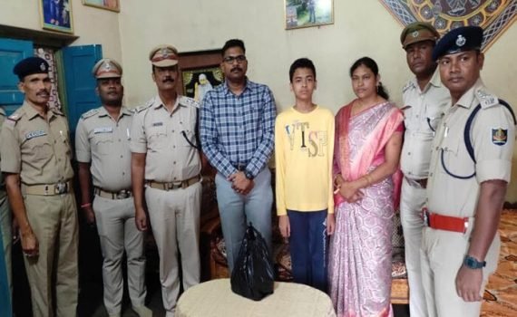 କନ୍ଧମାଳର ବିଭିନ୍ନ ଶହୀଦଙ୍କ ପରିବାରକୁ ଭେଟିଲେ ଆରକ୍ଷୀ ଅଧୀକ୍ଷକ