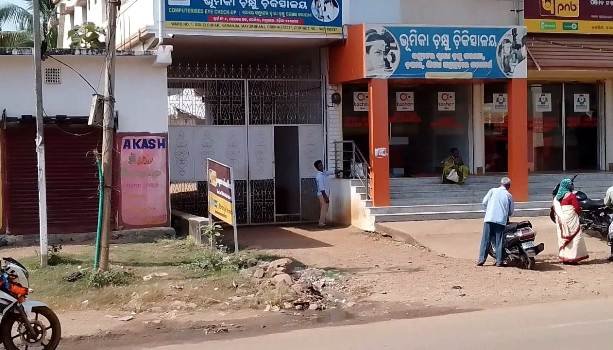 ମୁଖ୍ୟରାସ୍ତାରେ ଡାକ୍ତରଖାନା ର ଆବର୍ଜନା ପାଣି, କାର୍ଯ୍ୟାନୁଷ୍ଠାନ ନିମନ୍ତେ ସ୍ଥାନୀୟ ବାସିନ୍ଧା ଙ୍କ ଦାବୀ