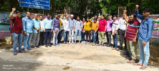 ମହିଳା ସାମ୍ବାଦିକାଙ୍କୁ ଦୁଃବ୍ୟବହାର ଓ ମାଡ଼ ମାରିବା ଘଟଣାକୁ ନିନ୍ଦା କରି ଆର୍.ଡି.ସି ଙ୍କ କାର୍ଯ୍ୟାଳୟ ସମୁଖରେ କାର୍ଯ୍ୟରତ ଗଣମାଧ୍ୟମ ପ୍ରତିନିଧିଙ୍କ ବିକ୍ଷୋଭ