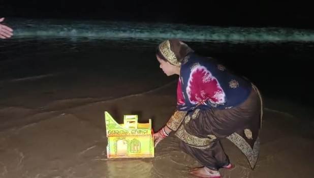 ନଦୀ ଓ ପୁଷ୍କରିଣୀ ରେ ଡଙ୍ଗା ଭସାଇଲେ ଶ୍ରଦ୍ଧାଳୁ