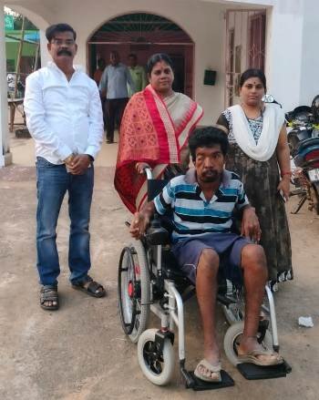 ଭିନ୍ନକ୍ଷମଙ୍କୁ ହୁଇଲ ଚେୟାର ପ୍ରଦାନ