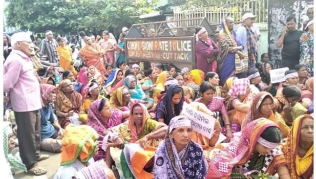 ଥଇଥାନ ଦାବିରେ ଓ.ଟି.ଏମ୍‍. ଶ୍ରମିକ କଲୋନୀ ବାସୀଙ୍କ ଜିଲ୍ଲାପାଳ ଙ୍କୁ ଦାବିପତ୍ର