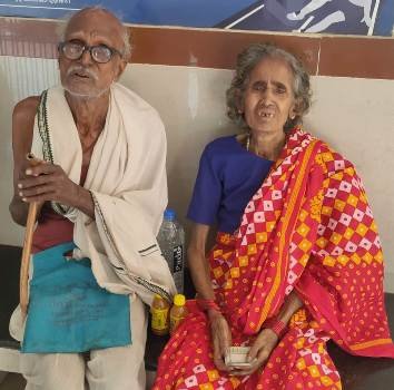 ଅସହାୟ ଅବସ୍ଥାରେ ବୃଦ୍ଧା ଦମ୍ପତ୍ତି