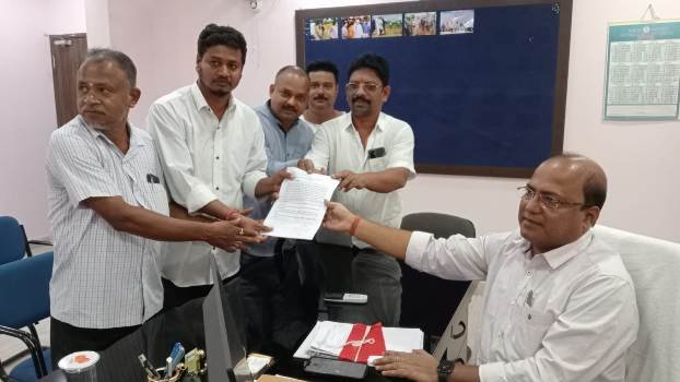 ଟ୍ରକ ମାଲିକ ସଂଘ ପକ୍ଷରୁ ଗଞ୍ଜାମ ଜିଲ୍ଲାପାଳ ଙ୍କ ଉଦ୍ଦେଶ୍ୟ ରେ ଦାବିପତ୍ର ପ୍ରଦାନ