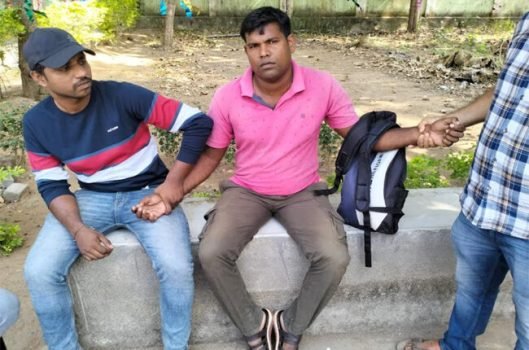 ବେଆଇନ ଭାବେ ୬ଲକ୍ଷ ଟଙ୍କା ନେଉଥିବା ବେଳେ ଭିଜିଲାନ୍ସ ଜାଲରେ ଡିଭିଏଫ କନଷ୍ଟେବଳ