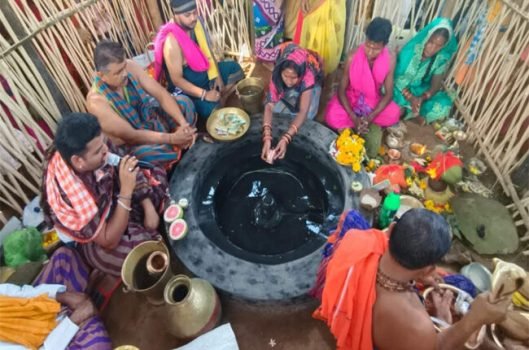ମାଟିତଳୁ ଶିବଲିଙ୍ଗ ବାହାରିବା ଘଟଣା: ଜଳାଭିଷେକ ସହ ଗାଁରେ ଆଧ୍ୟାତ୍ମିକ ପରିବେଶ