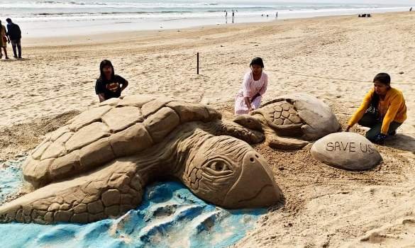 କୋଣାର୍କ ବେଳାଭୂମିରେ ବାଲୁକା ଶିଳ୍ପୀ ଙ୍କ ବାଲୁକା କଳା ମାଧ୍ୟମରେ କଇଁଛ ସୁରକ୍ଷା ପାଇଁ ବାର୍ତ୍ତା