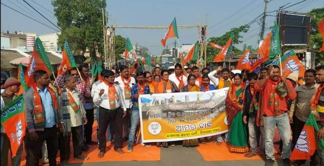 ନୂତନ ସେତୁ ନିର୍ମାଣ ଦାବିରେ ବିଜେପିର ରାସ୍ତାରୋକ ଆନ୍ଦୋଳନ