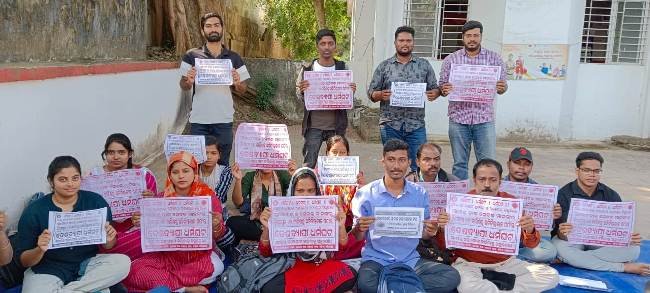 ଗ୍ରାମୀଣ ଡାକ ସେବକଙ୍କ କାର୍ଯ୍ୟ ବନ୍ଦ ଧର୍ମଘଟ ଧାରଣା ରେ ବସିଲେ କର୍ମଚାରୀ