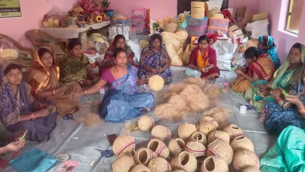 କତା କଣ୍ଢେଇ ନିର୍ମାଣ କରି ନଢଣା ଗାଁ ମହିଳା ହୋଇଛନ୍ତି ସ୍ୱାବଲମ୍ବୀ