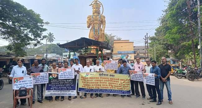 ବୃହତ୍ତର ମହାନଗର ନିଗମ ଗଠନର ଘୋଷଣା କାର୍ଯ୍ୟକାରୀ ହେଉନଥିବାରୁ କ୍ରିୟାନୁଷ୍ଠାନ କମିଟିର କଳା ବ୍ୟାଜ ପରିଧାନ