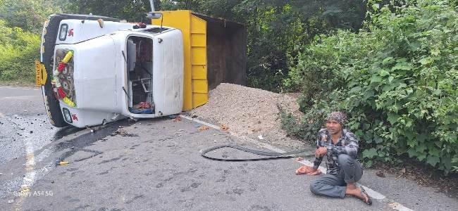 ତପ୍ତପାଣି ଘାଟିରେ ଓଲଟିଲା ଗୋଡି ବୋଝେଇ ଟିପର