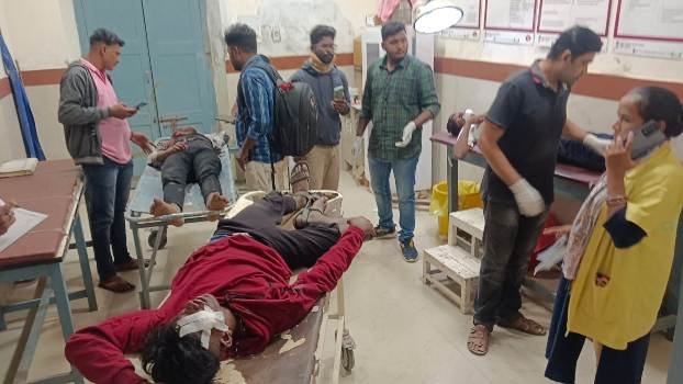 ସଡ଼କ ଦୁର୍ଘଟଣାରେ ୩ ଜଣ ଗୁରୁତର ଆହତ