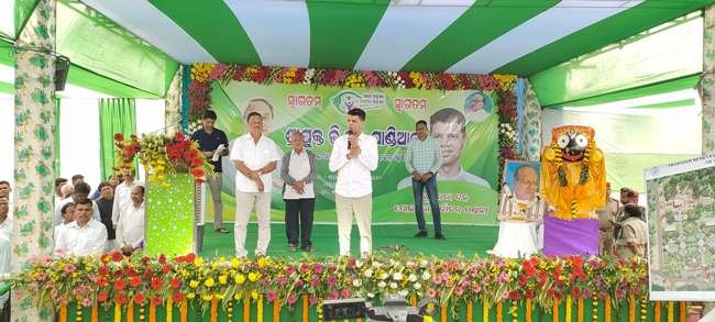 ଛତ୍ରପୁର ସୁନ୍ଦରେଶ୍ବର ମନ୍ଦିରରେ ଜାରି ରହିଥିବା ବିକାଶ କାର୍ଯ୍ୟର କଲେ ଅନୁଧ୍ୟାନ