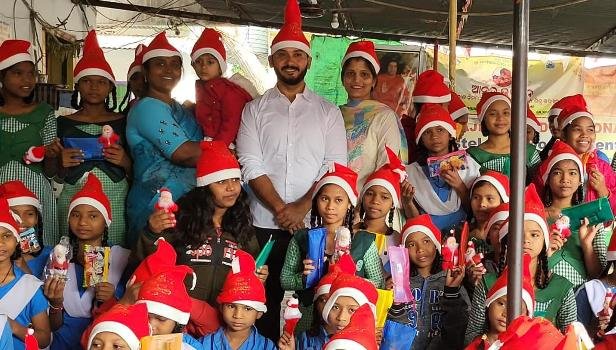 ନିଆରା ଭାବେ ନିଜ ଝିଅର ଜନ୍ମ ଦିବସ ପାଳନ କଲେ ଯୁବ ଇଞ୍ଜିନିୟର ରୁପେଶ ପାଣିଗ୍ରାହୀ