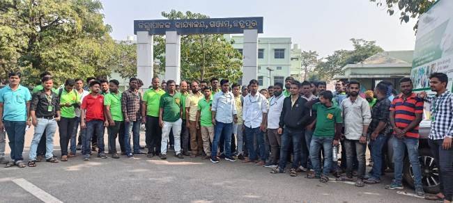 ୧୦୮ ଆମ୍ବୁଲାନ୍ସ କର୍ମଚାରୀ ସଂଘ ପକ୍ଷରୁ ଜିଲ୍ଲାପାଳଙ୍କ ଉଦ୍ଦେଶ୍ୟରେ ଦାବିପତ୍ର ପ୍ରଦାନ