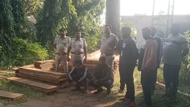 ଲକ୍ଷାଧିକ ଟଙ୍କାର କାଠ ସହ ଦୁଇ ମାଫିଆଙ୍କୁ କାବୁ କଲା କୋଟଗଡ ବନ ବିଭାଗ