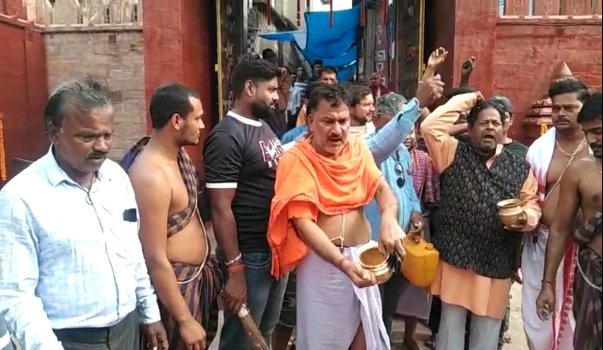 ସୁରକ୍ଷା ବଳୟ ମଧ୍ୟରେ ବାବା ଆଖଣ୍ଡଳମଣିଙ୍କୁ ଦର୍ଶନ କଲେ ଭି.କେ. ପାଣ୍ଡିଆନ