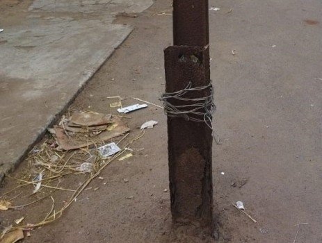 ବାଲିଭଉଁରୀ-ଶିଖରଘାଟ ମୁଖ୍ୟ ରାସ୍ତାରେ ବିପଦ ସଙ୍କୁଳ ଅବସ୍ଥାରେ ରହିଛି ବିଦ୍ୟୁତ ଖୁଂଟ